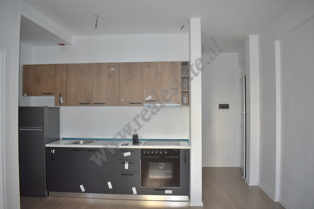 Apartament 1+1 prane Liqenit te Thate ne Tirane. &nbsp;
Apartamenti pozicionohet ne katin e pare te